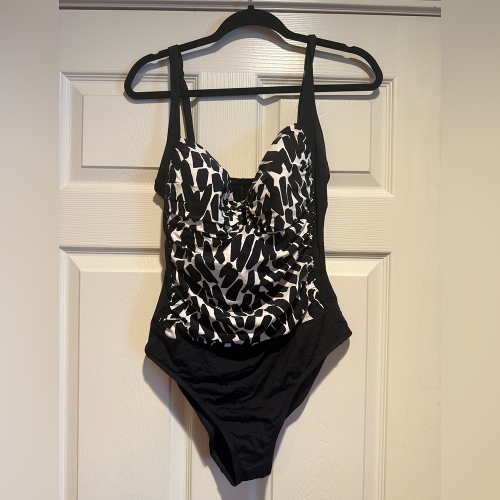 Stylish Black and White One Piece Bathing Suit